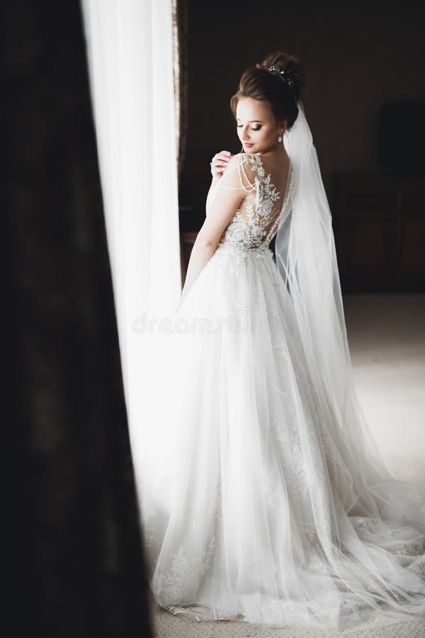 Portrait d'une belle mariée avec voile de mode au mariage photographie stock