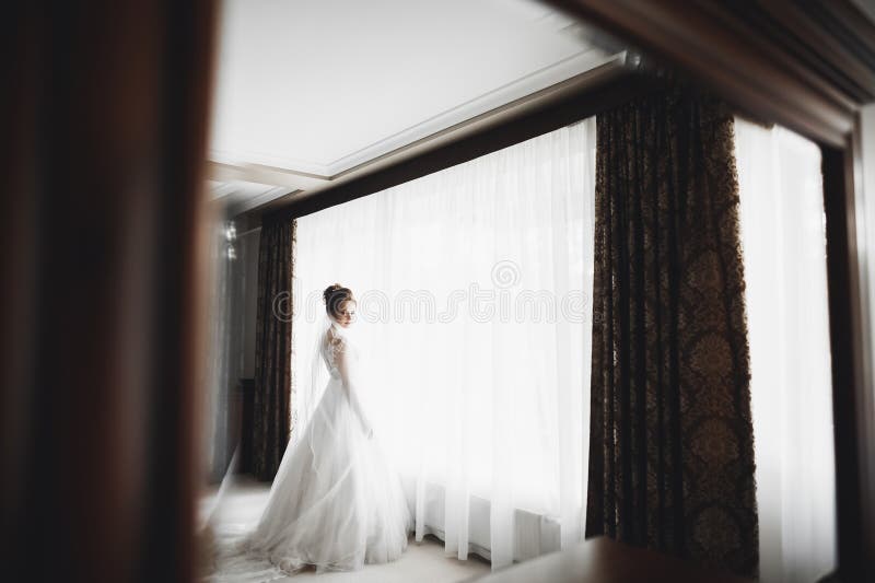 Portrait d'une belle mariée avec voile de mode au mariage photographie stock