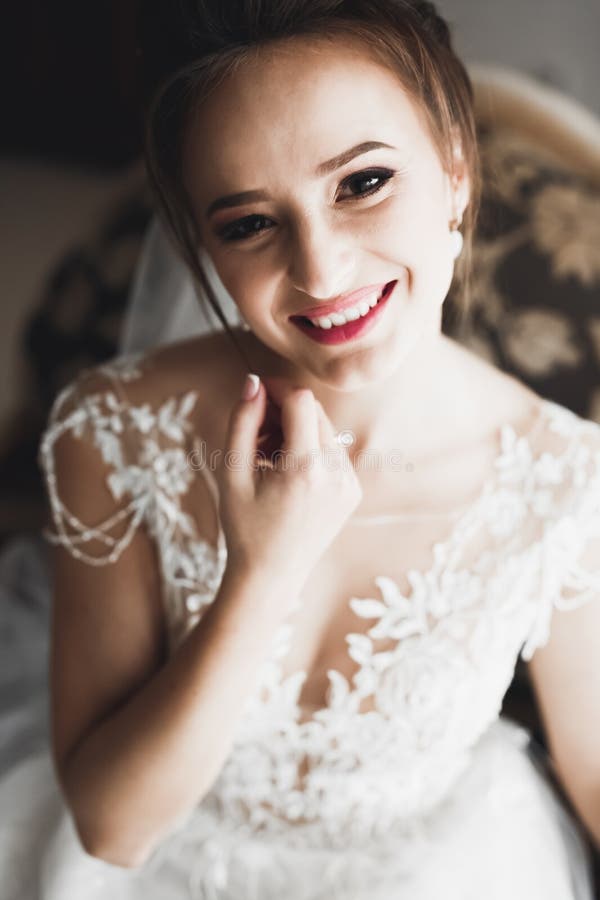 Portrait d'une belle mariée avec voile de mode au mariage photographie stock
