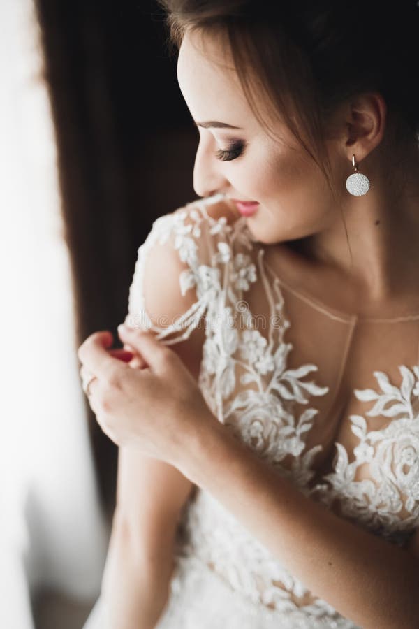 Portrait d'une belle mariée avec voile de mode au mariage photos libres de droits