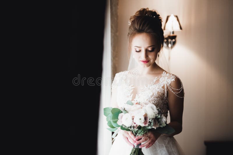 Portrait d'une belle mariée avec voile de mode au mariage photo stock