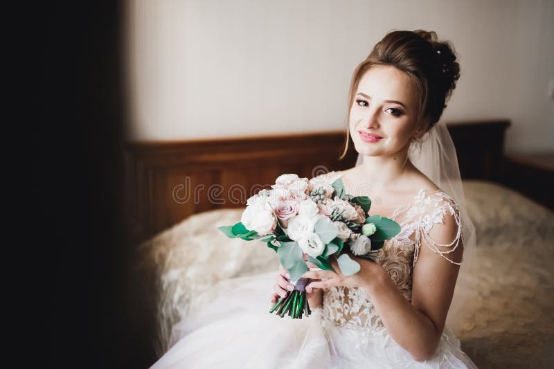 Portrait d'une belle mariée avec voile de mode au mariage photos stock