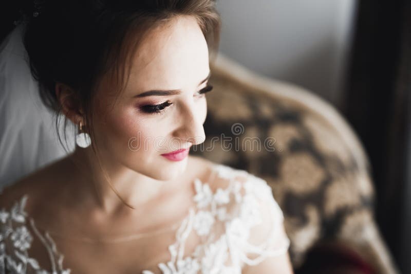 Portrait d'une belle mariée de mode douce et sensuelle. maquillage de mariage et cheveux.