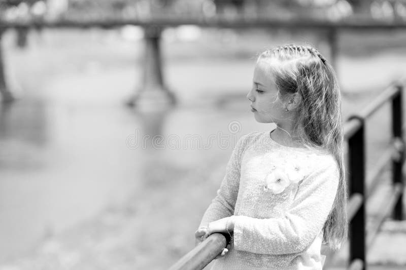 Portrait d'une belle petite fille heureuse de princesse photo libre de droits Portrait d'une belle petite fille heureuse de princesse photo libre de droits