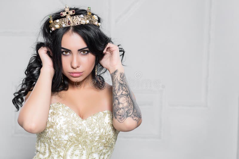 Portrait d'une brune mignonne avec un tatouage images stock Portrait d'une brune mignonne avec un tatouage images stock