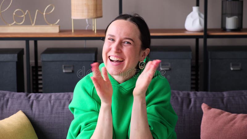 Portrait d'une femme applaudissant les mains dans le respect et l'appréciation à la maison clips vidéos
