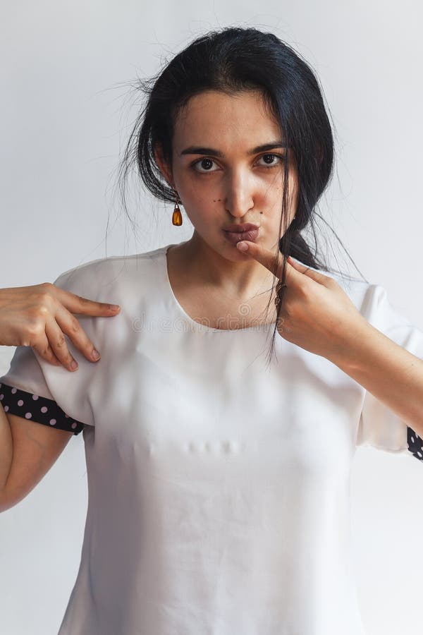 Portrait d'une femme attirante embrasser son doigt Une jeune fille heureuse qui fait de l'expression faciale drôle photos libres de droits Portrait d'une femme attirante embrasser son doigt Une jeune fille heureuse qui fait de l'expression faciale drôle photos libres de droits