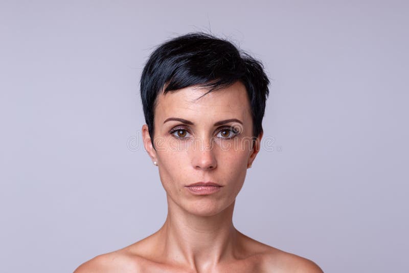 Portrait d'une femme au-dessus de fond neutre photo libre de droits Portrait d'une femme au-dessus de fond neutre photo libre de droits