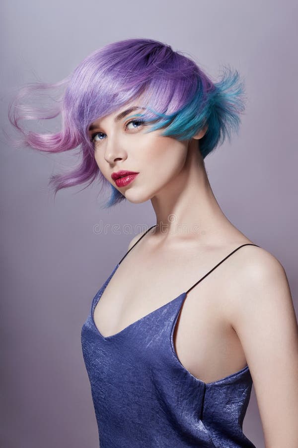 Portrait d'une femme avec les cheveux volants colorés lumineux, toutes les nuances de pourpre Coloration de cheveux, belles lèvre photo stock Portrait d'une femme avec les cheveux volants colorés lumineux, toutes les nuances de pourpre Coloration de cheveux, belles lèvre photo stock