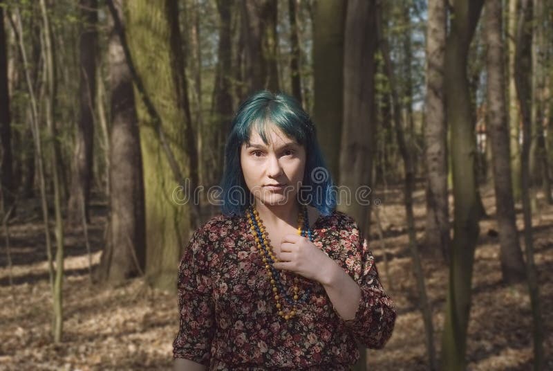 Portrait d'une femme avec un aspect intéressant marchant dans les bois images stock Portrait d'une femme avec un aspect intéressant marchant dans les bois images stock