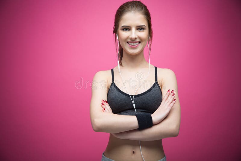 Portrait d'une femme heureuse de sports se tenant avec des bras pliés image libre de droits Portrait d'une femme heureuse de sports se tenant avec des bras pliés image libre de droits
