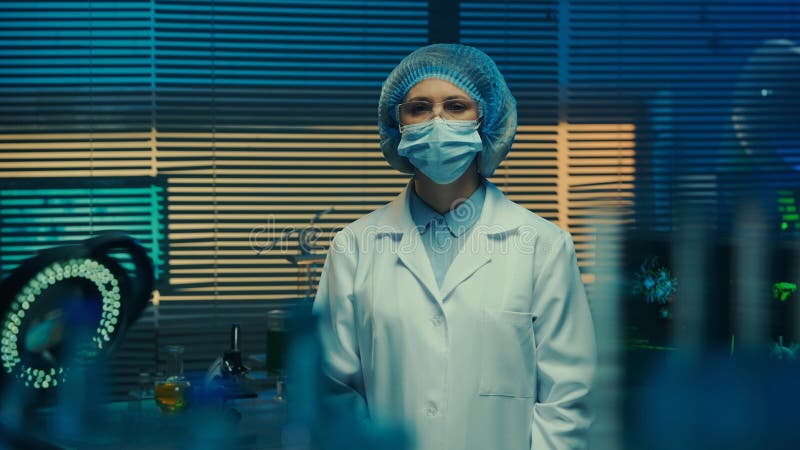 Portrait D'une Femme De Médecin Dans Un Bonnet Médical Avec Un