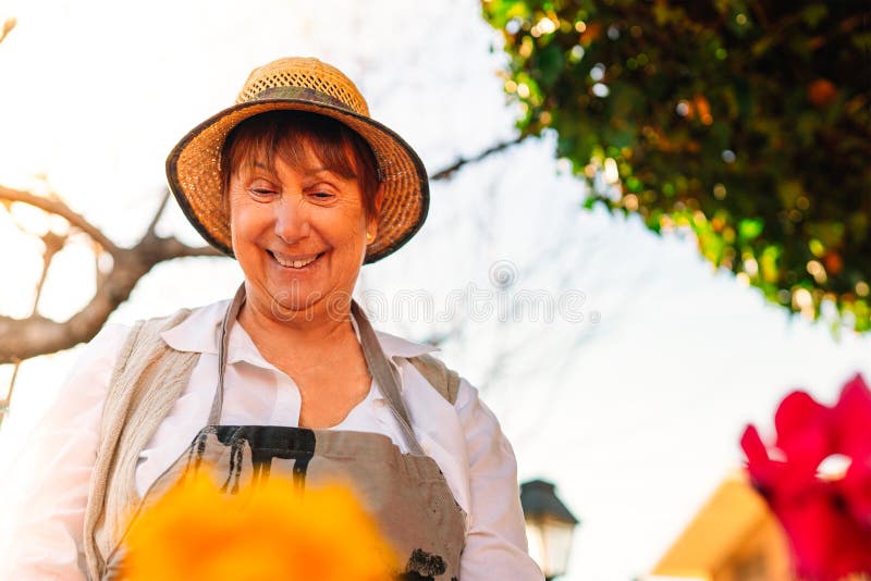 Portrait De Jardinage Femme Âgée Dans Le Jardin Sur Une Journée