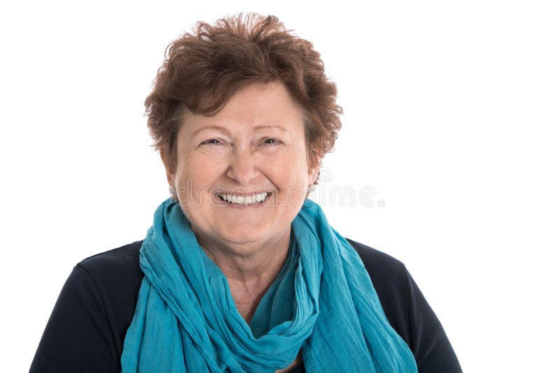 Portrait d'une femme plus âgée de sourire satisfaisante d'isolement au-dessus du blanc