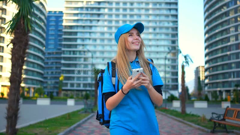 Portrait d'une femme souriante en marche avec un sac à dos grand plan clips vidéos