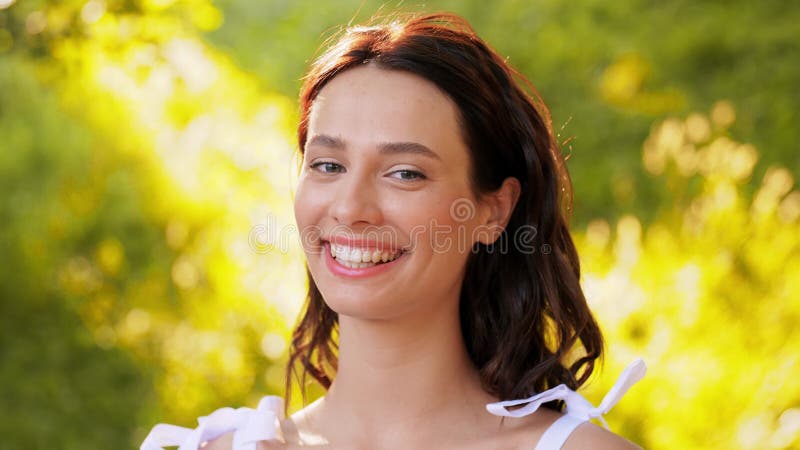 Portrait d'une femme souriante heureuse au parc d'été banque de vidéos