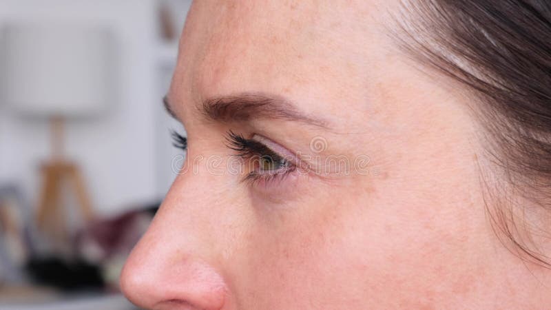 Portrait d'une femme visage yeux et sourcils clips vidéos