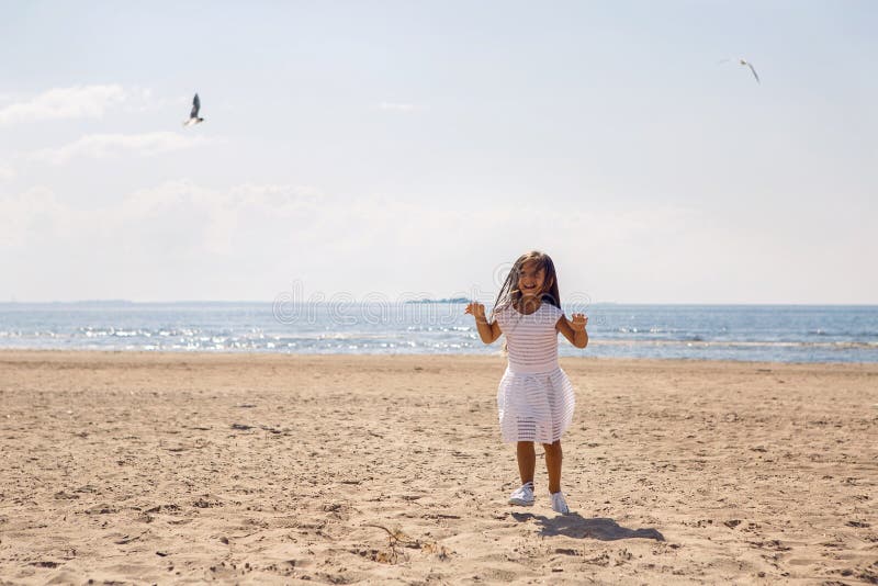 Portrait d'une fille bronzée sur la plage sablonneuse photographie stock Portrait d'une fille bronzée sur la plage sablonneuse photographie stock