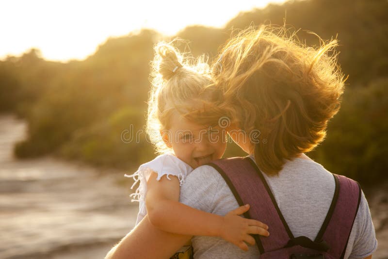 Portrait d'une fille caucasienne de 3 ans avec les cheveux blonds qui montrent sa langue par espièglerie photographie stock Portrait d'une fille caucasienne de 3 ans avec les cheveux blonds qui montrent sa langue par espièglerie photographie stock