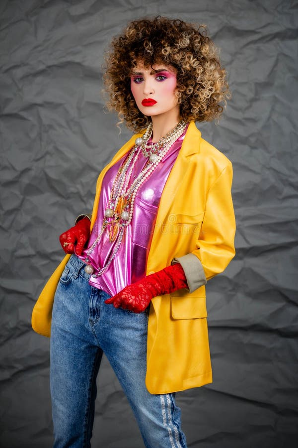 Fille Dans Une Veste Jaune Et Jean Bleu Avec Coiffure Afro. Mode De  L'époque Disco Des Années 80. Photo stock - Image du visage, discothèque:  207905240