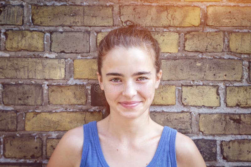 Portrait d'une fille de sourire d'adolescent images libres de droits Portrait d'une fille de sourire d'adolescent images libres de droits