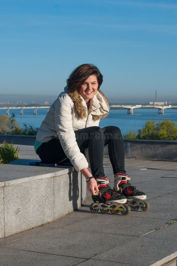 Portrait d'une fille de sourire tandis qu'elle détend après le rouleau SK image libre de droits Portrait d'une fille de sourire tandis qu'elle détend après le rouleau SK image libre de droits