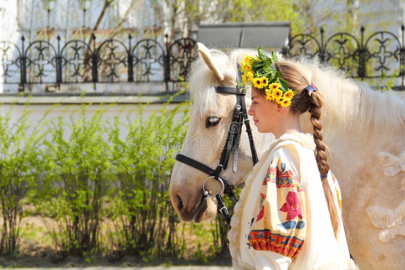Portrait d'une fille et de son cheval photo stock Portrait d'une fille et de son cheval photo stock