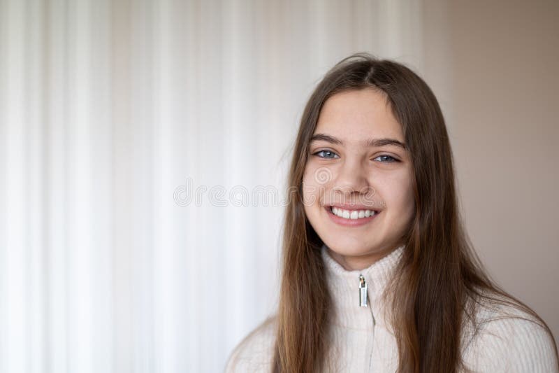 Portrait d'une fille joyeuse aux cheveux longs bruns. espace pour le texte. photos libres de droits