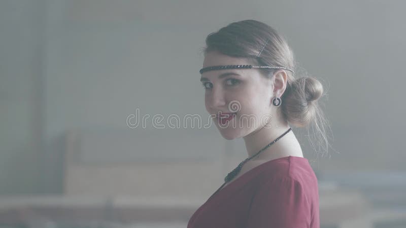 Portrait d'une fille r? ussie dans une robe rouge regardant avec confiance dans la cam? ra Jeune femme dans une vieille robe? l? gan banque de vidéos