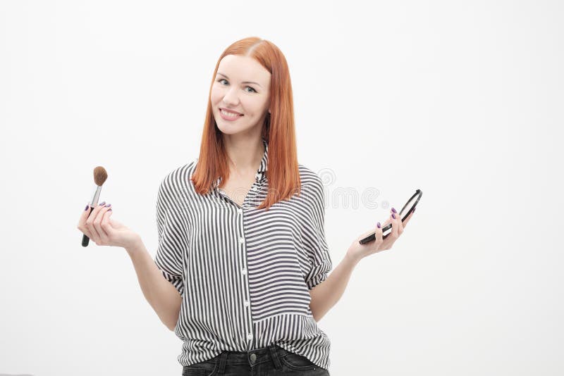 Portrait d'une fille rousse, maquillage d'acteur, professionnel sur le fond blanc Les pinceaux et la palette à disposition images libres de droits Portrait d'une fille rousse, maquillage d'acteur, professionnel sur le fond blanc Les pinceaux et la palette à disposition images libres de droits