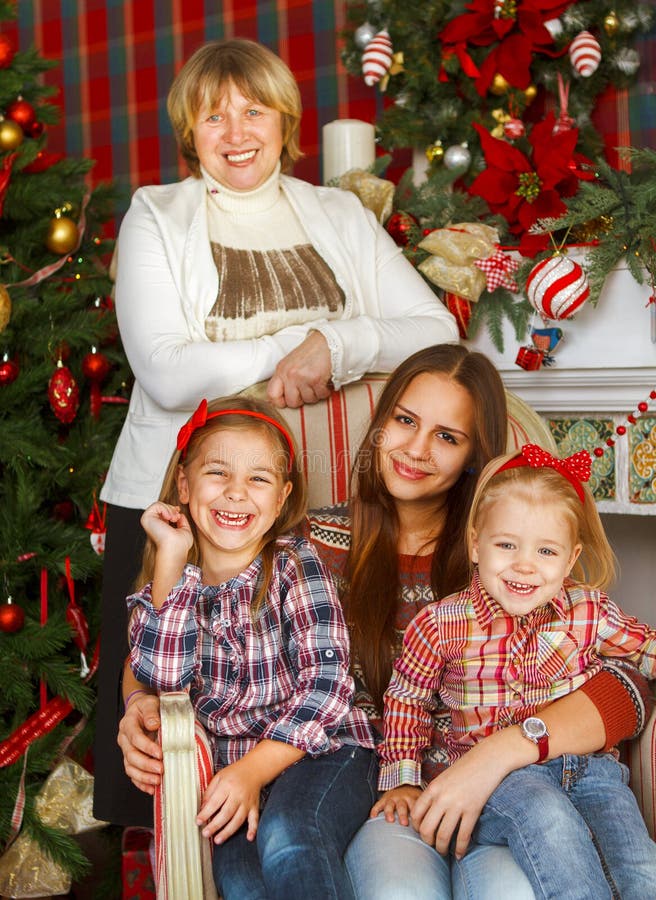 Portrait d'une grand-mère et des petite-filles d'ado près de Chris images stock Portrait d'une grand-mère et des petite-filles d'ado près de Chris images stock