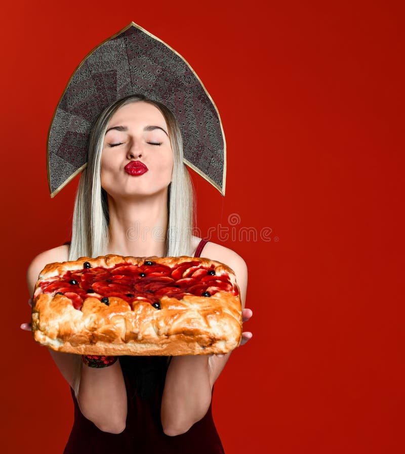 Portrait d'une jeune belle blonde dans le foulard tenant une tarte aux cerises faite maison délicieuse images libres de droits Portrait d'une jeune belle blonde dans le foulard tenant une tarte aux cerises faite maison délicieuse images libres de droits