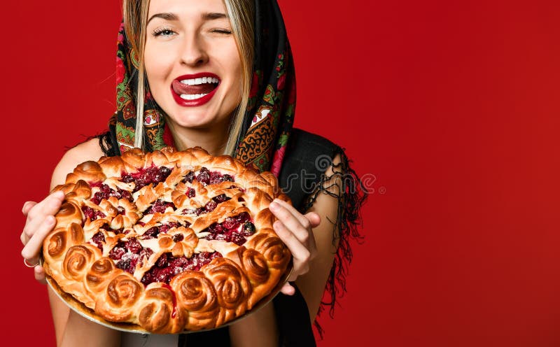 Portrait d'une jeune belle blonde dans le foulard tenant un tarte fait maison délicieux de baie image stock Portrait d'une jeune belle blonde dans le foulard tenant un tarte fait maison délicieux de baie image stock