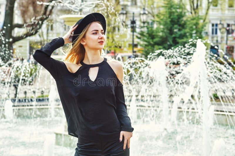 Portrait d'une jeune belle femme à la mode, fille posant sur la rue de la vieille ville européenne photographie stock libre de droits Portrait d'une jeune belle femme à la mode, fille posant sur la rue de la vieille ville européenne photographie stock libre de droits