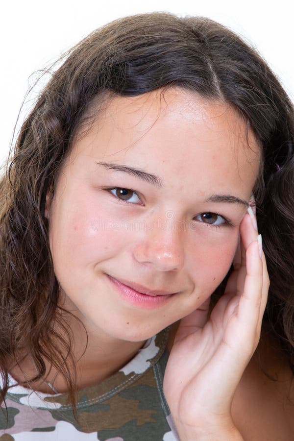 Portrait Dune Jeune Fille Souriante Adolescente Les Bras Croisés