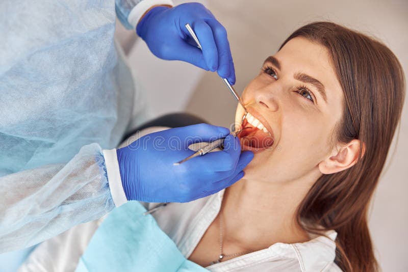 Médecin Masculin Se Tenir Sur Le Client Et Mettre Des Dents Artificielles à  Vrais. Procédure De Blanchiment Ou Remplacement De Den Image stock - Image  du caucasien, santé: 216273779