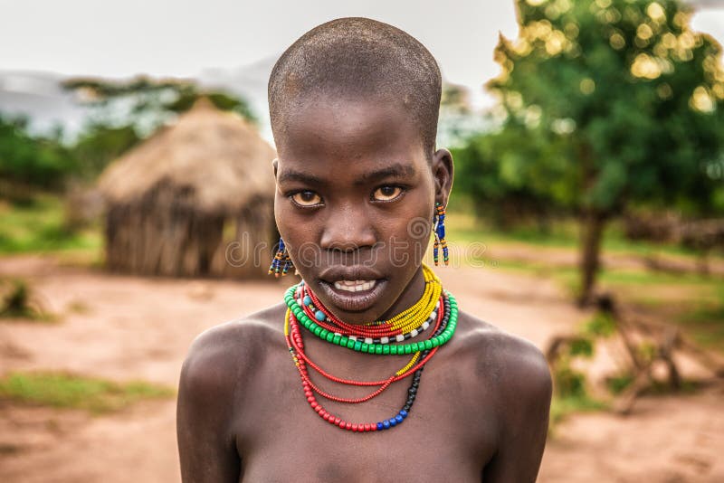 Portrait Dune Jeune Femme Africaine Dans Son Village Photographie 