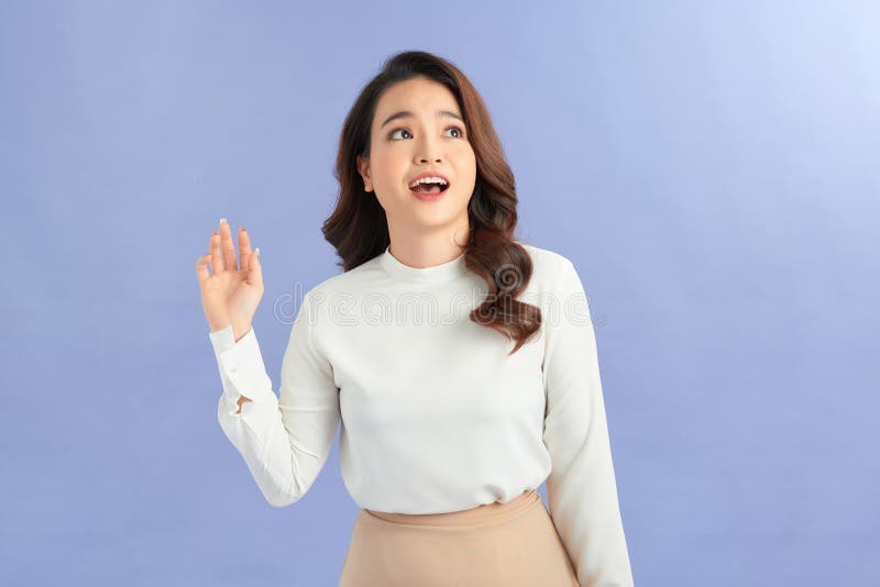 Portrait d'une jeune femme asiatique heureuse portant des vêtements décontractés sur fond bleu photographie stock