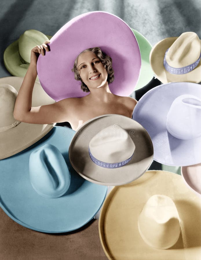 Portrait d'une jeune femme couverte de chapeaux (toutes les personnes représentées ne sont pas plus long vivantes et aucun domain photo stock Portrait d'une jeune femme couverte de chapeaux (toutes les personnes représentées ne sont pas plus long vivantes et aucun domain photo stock