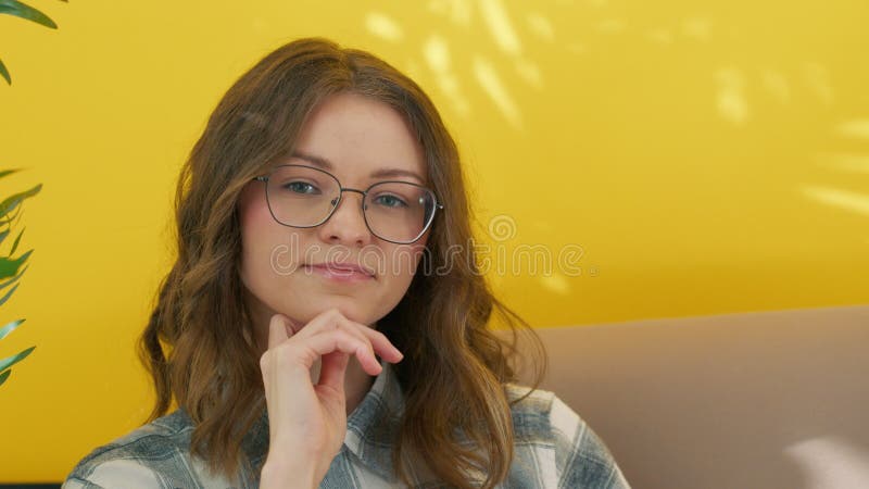 Portrait d'une jeune femme posant sur la caméra. étudiant intelligent portant des lunettes banque de vidéos
