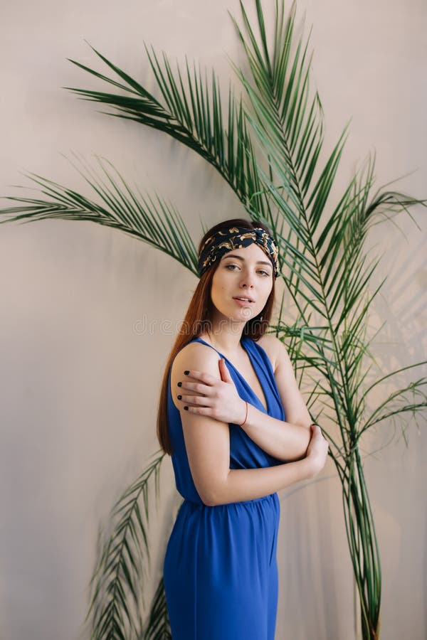 Portrait d'une jeune fille élégante à l'intérieur, avec un turban décorant sa coiffure Indienne, bohème, hippie, boho, style déco images stock Portrait d'une jeune fille élégante à l'intérieur, avec un turban décorant sa coiffure Indienne, bohème, hippie, boho, style déco images stock