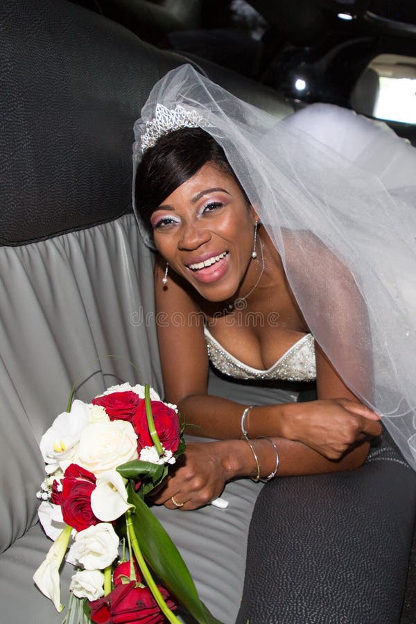 portrait d'une jeune mariée américaine assez noire dans une limousine de voiture dans le mariage africain image libre de droits portrait d'une jeune mariée américaine assez noire dans une limousine de voiture dans le mariage africain image libre de droits