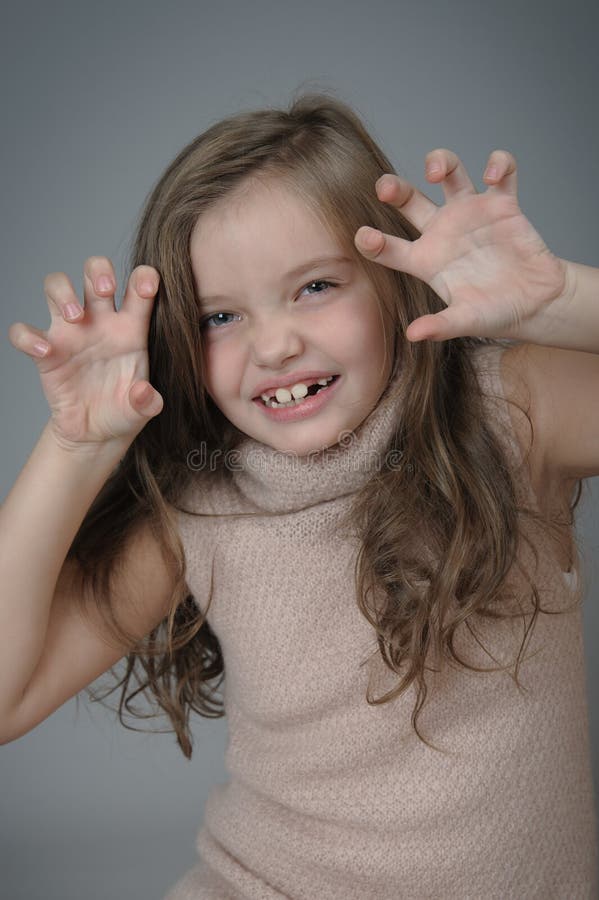 Portrait D'une Fille De 8 Ans Image stock - Image du beau, sourire