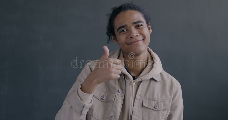 Portrait d'une personne américaine d'afrique heureuse montrant un geste de main de thumbsup sourire recommander banque de vidéos