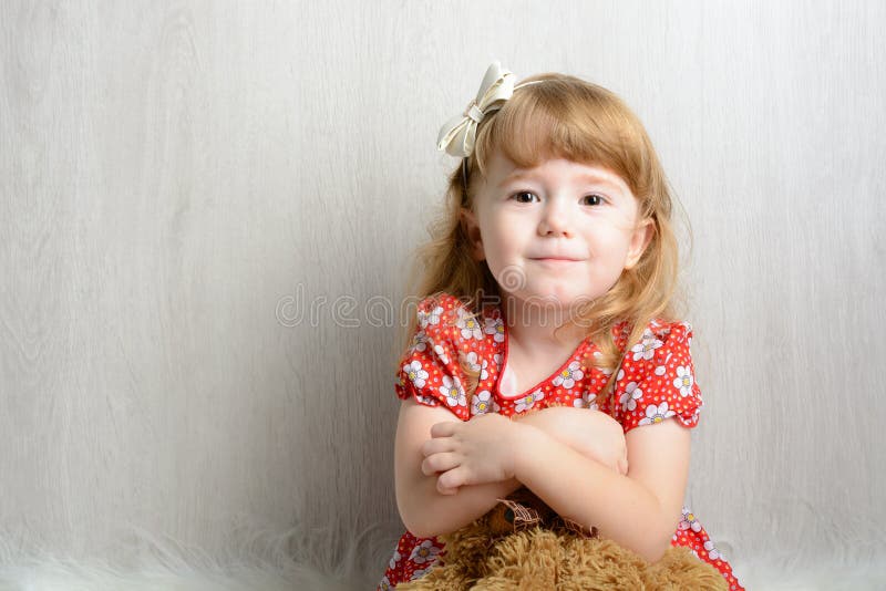 Portrait d'une petite fille avec l'ours de nounours photographie stock libre de droits Portrait d'une petite fille avec l'ours de nounours photographie stock libre de droits