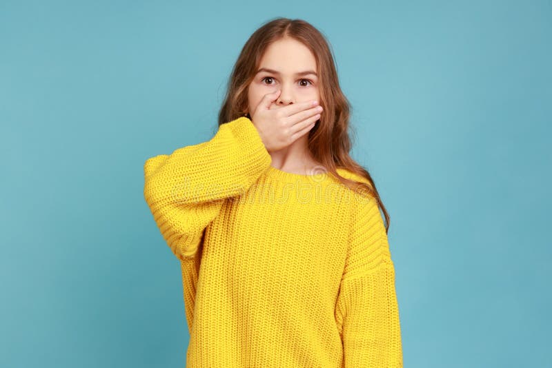 Portrait d'une petite fille couvrant la bouche avec la main peur de dire secret enfant terrifié de parler. photo stock