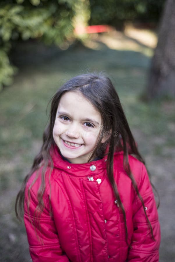Portrait D'une Petite Fille De 7 Ans Sur L'extérieur Photo stock - Image du  enfance, petit: 108249034