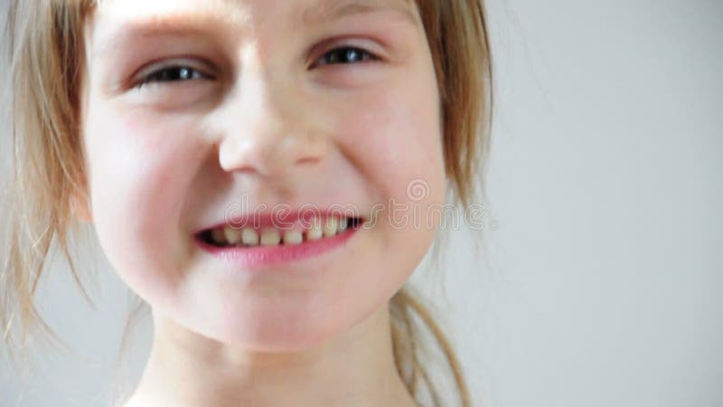 Portrait d'une petite fille heureuse éclatant dans le rire