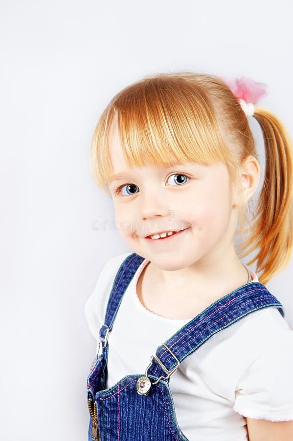 Portrait d'une petite fille mignonne image stock Portrait d'une petite fille mignonne image stock