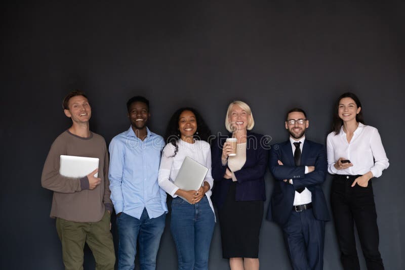 Portrait d'une race mixte heureuse de jeunes et d'anciens employés photos libres de droits